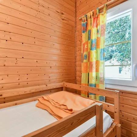 Gite In Holiday Park With Swimming Pool Vakantiehuis Saint-Savinien