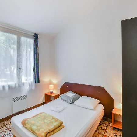 Vakantiehuis Gite In Holiday Park With Swimming Pool Saint-Savinien