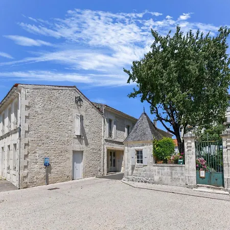 Gite In Holiday Park With Swimming Pool Vakantiehuis Saint-Savinien