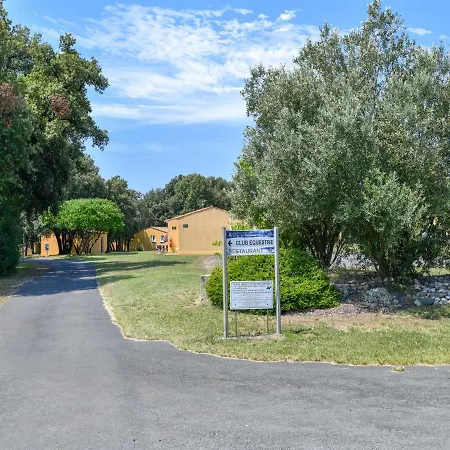 Vakantiehuis Gite In Holiday Park With Swimming Pool