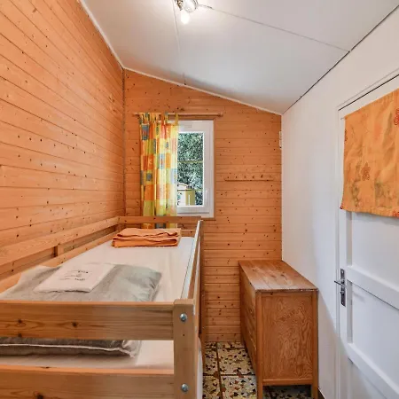 Vakantiehuis Gite In Holiday Park With Swimming Pool Saint-Savinien